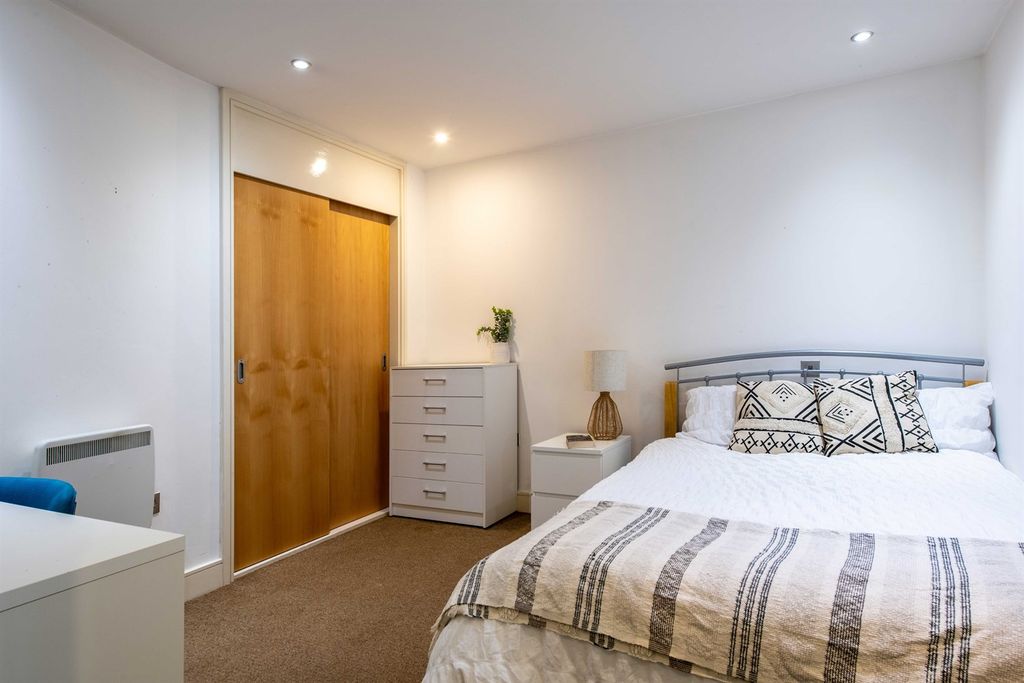 Property photo 3 of 6 (Main)