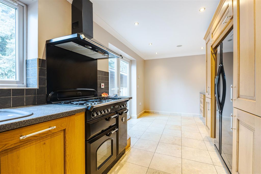Property photo 2 of 18 Kitchen