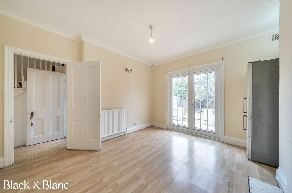 Property photo 3 of 20 Living/ Dining Room