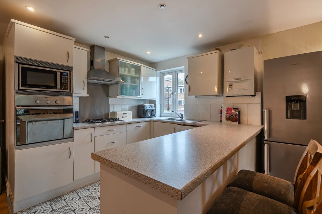 Property photo 2 of 16 Picture No. 11