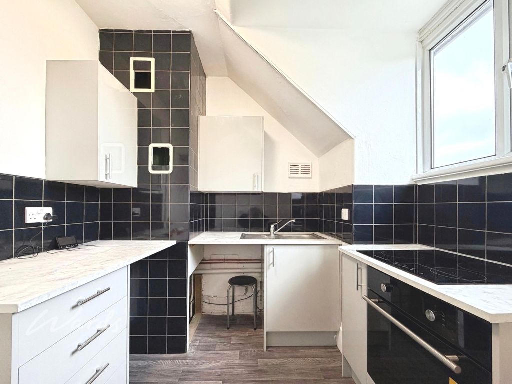 Property photo 3 of 7 Kitchen