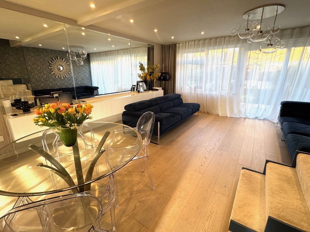 Property photo 3 of 8 Lounge Left