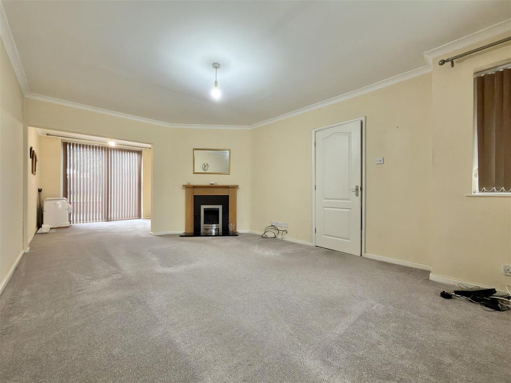 Property photo 2 of 19 Lounge