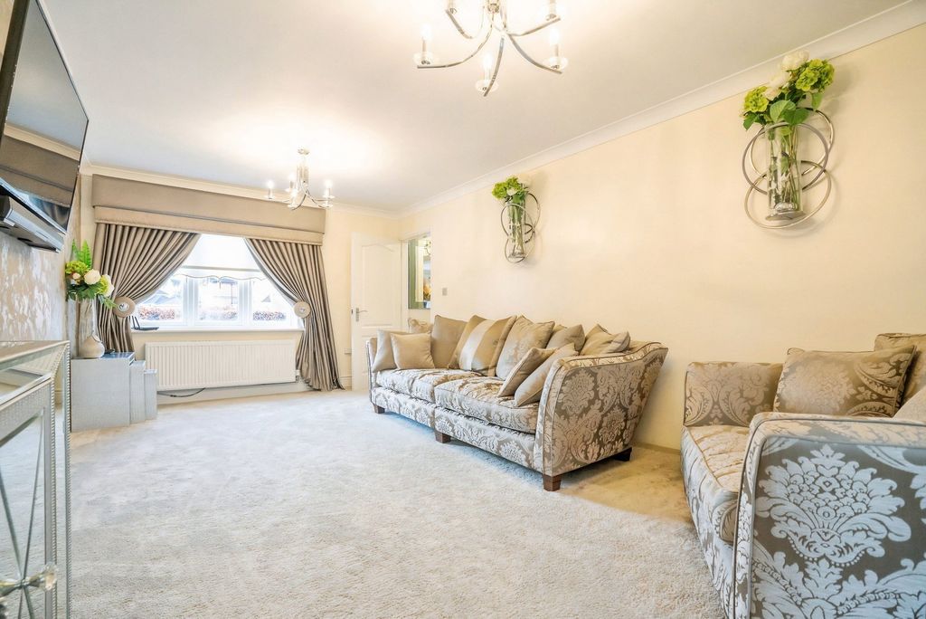 Property photo 2 of 39