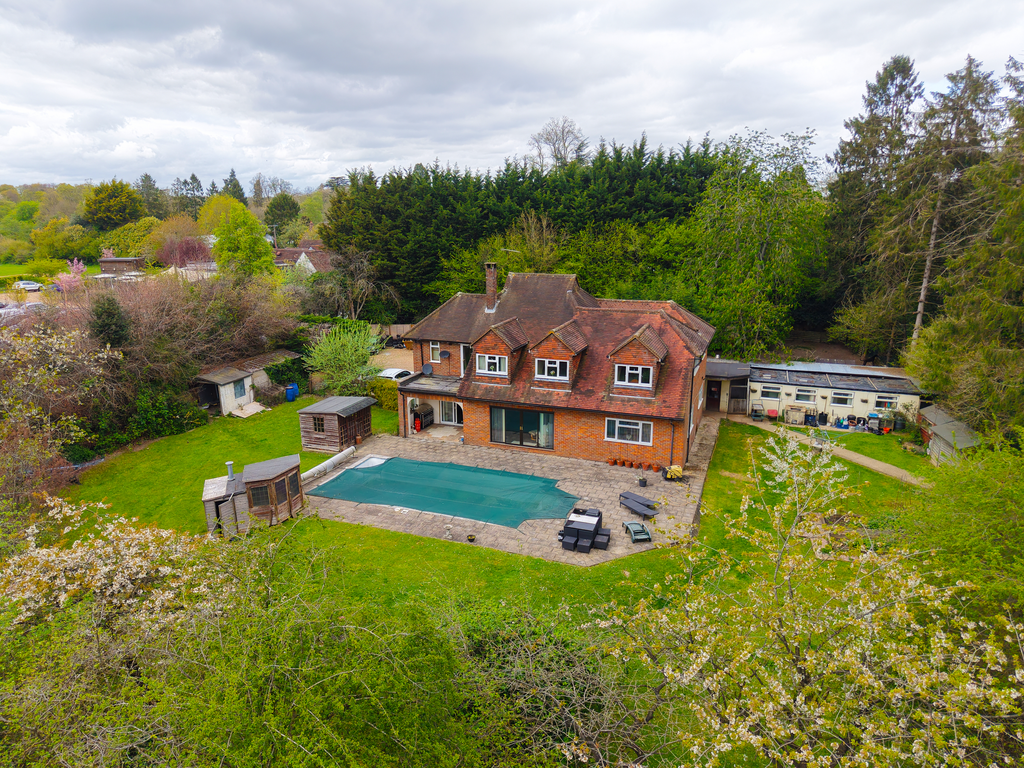 Property photo 1 of 22 Wycombe Road, Prestwood