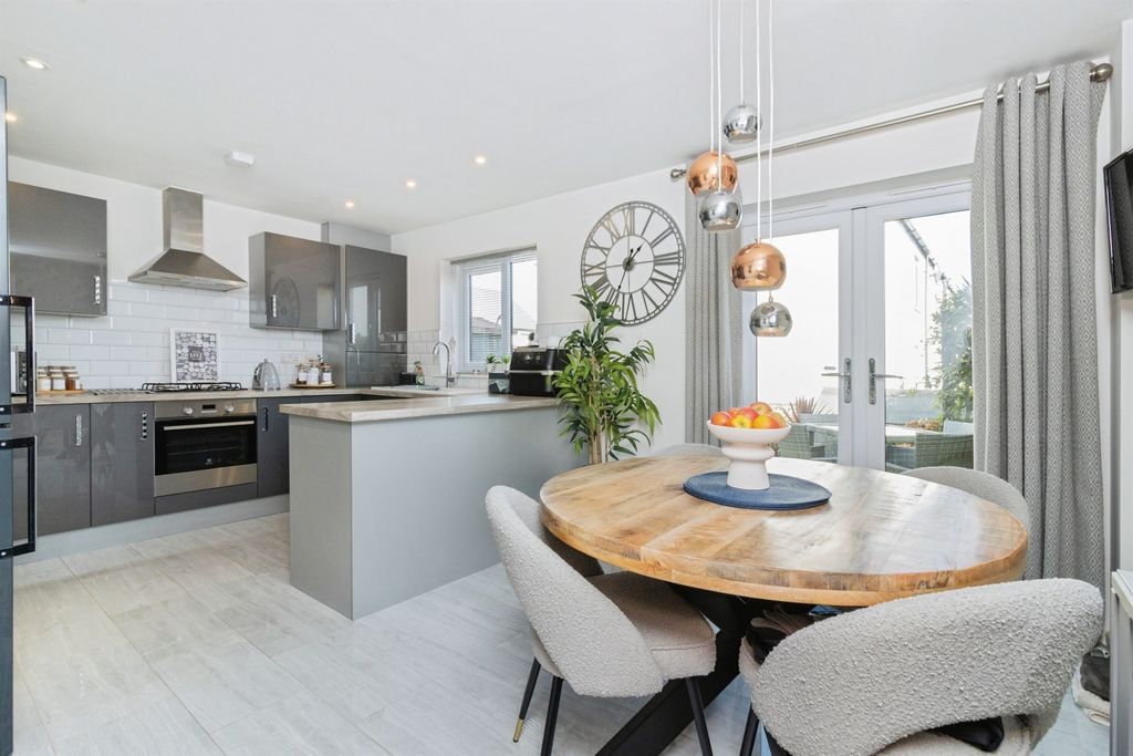 Property photo 2 of 23