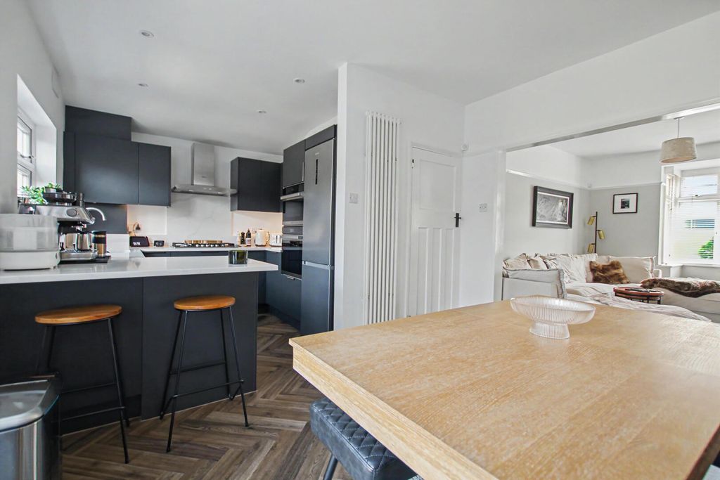 Property photo 3 of 19 Kitchen