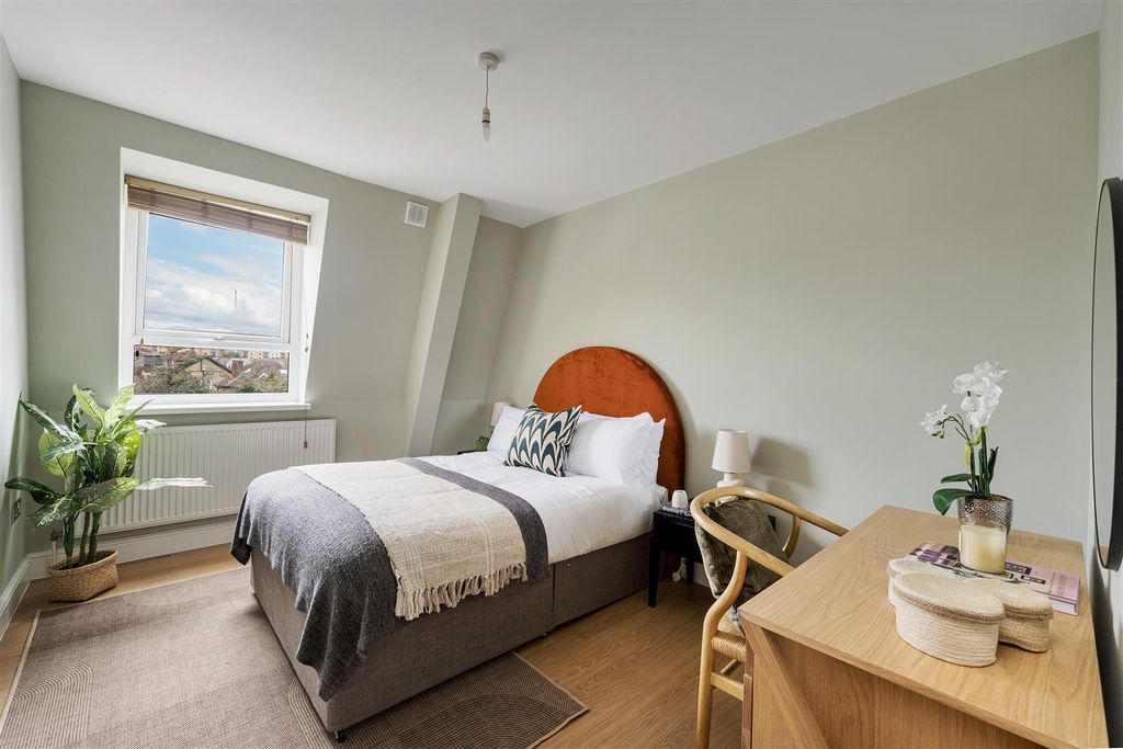 Property photo 3 of 24 Eastwood Close, E18