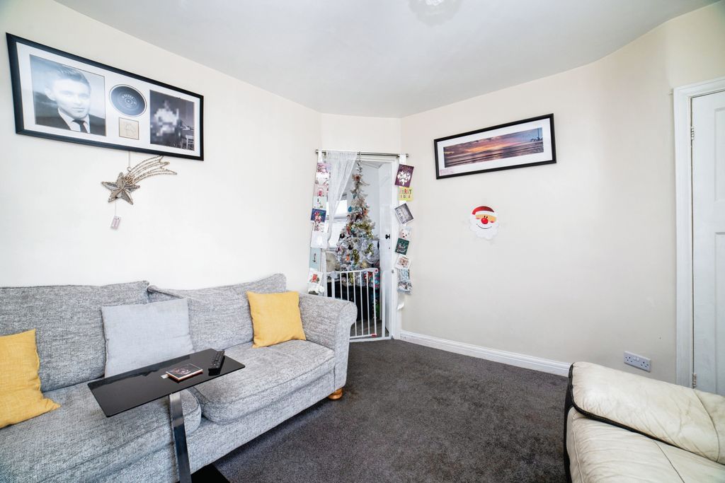 Property photo 2 of 13 Lounge