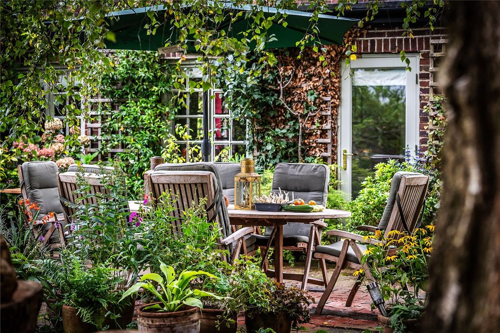 Property photo 2 of 28 House. Partnership