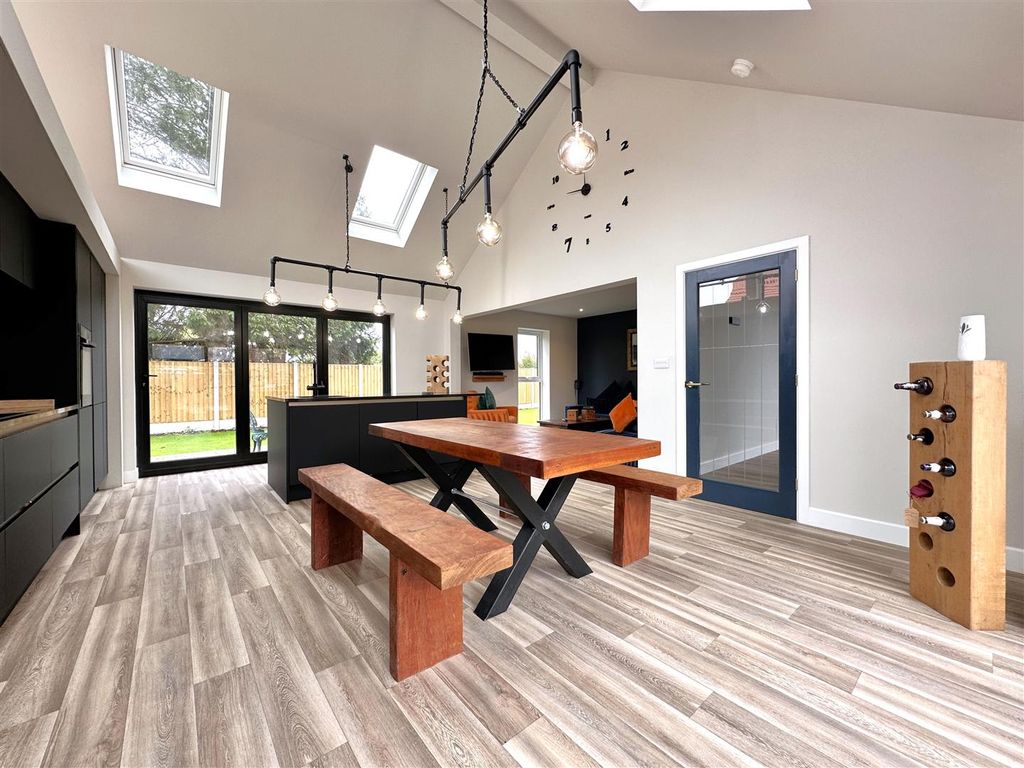 Property photo 2 of 32 Spacious Family Kitchen 236