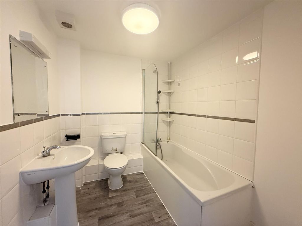 Property photo 3 of 7 Bath.Jpeg