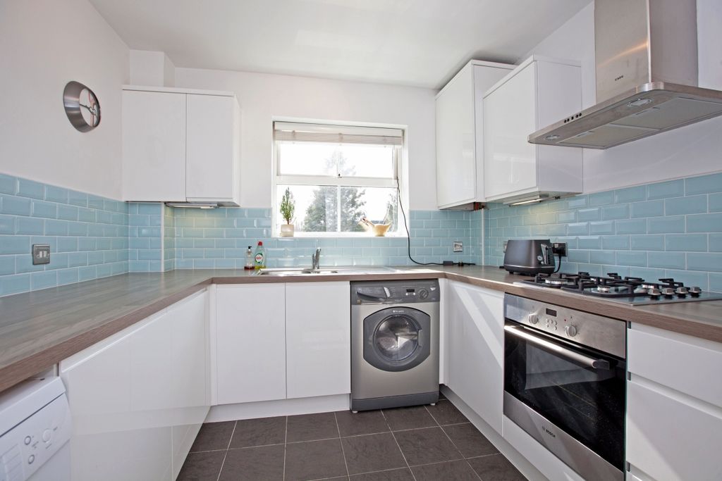 Property photo 2 of 9 32 Salter Close 1...