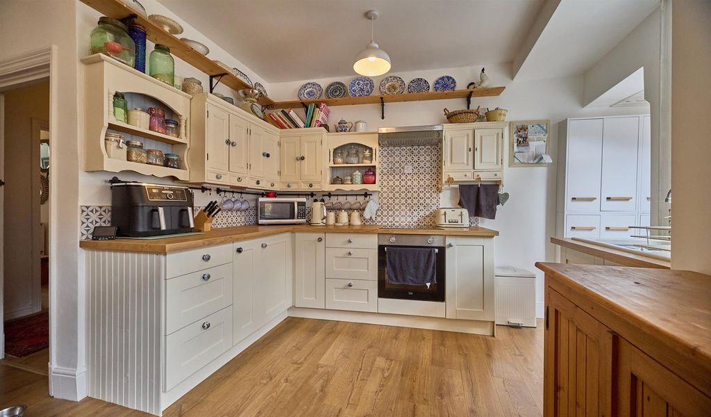 Property photo 3 of 18 Kitchen Area
