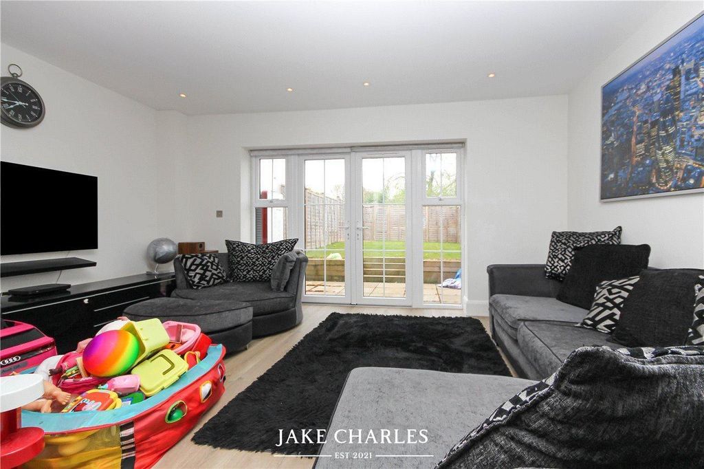 Property photo 3 of 11 E726A80E-7999-4541-Bb1E-0670A397De27.Jpg