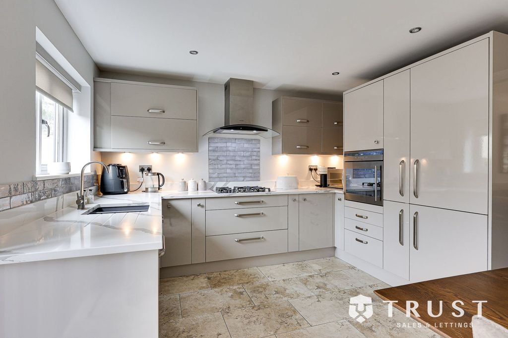 Property photo 2 of 37