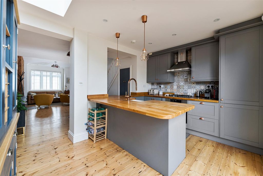 Property photo 3 of 34 Westward Road, E4