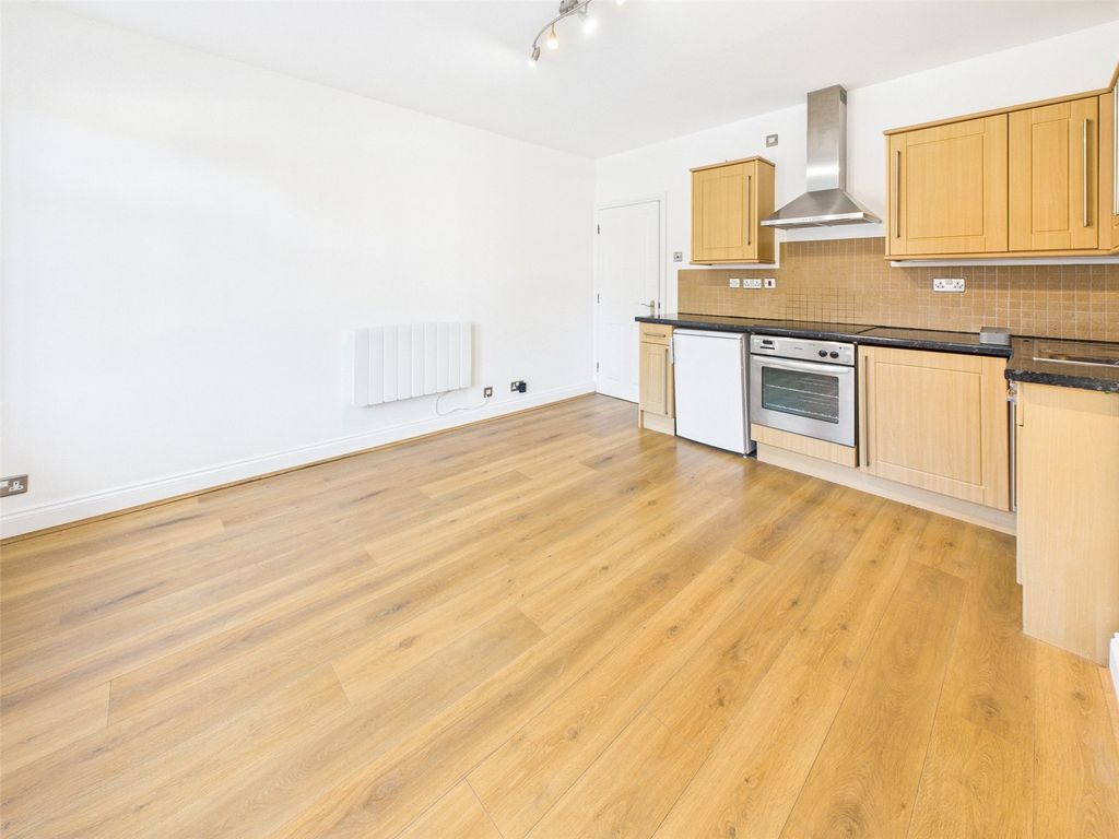 Property photo 3 of 11 Picture No. 12