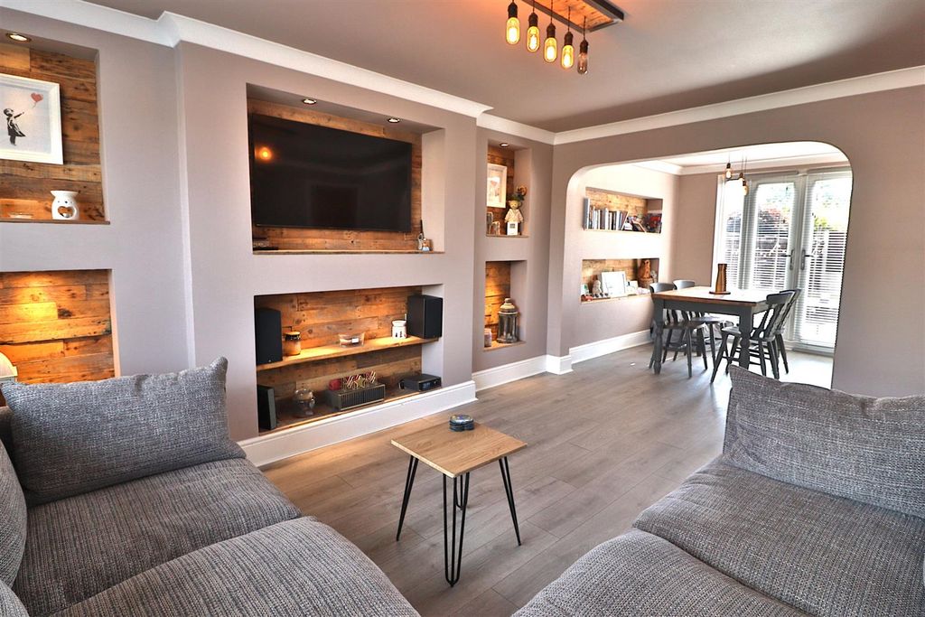 Property photo 2 of 17 Lounge