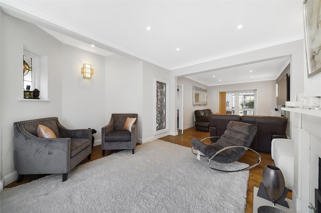 Property photo 2 of 15 Through Lounge
