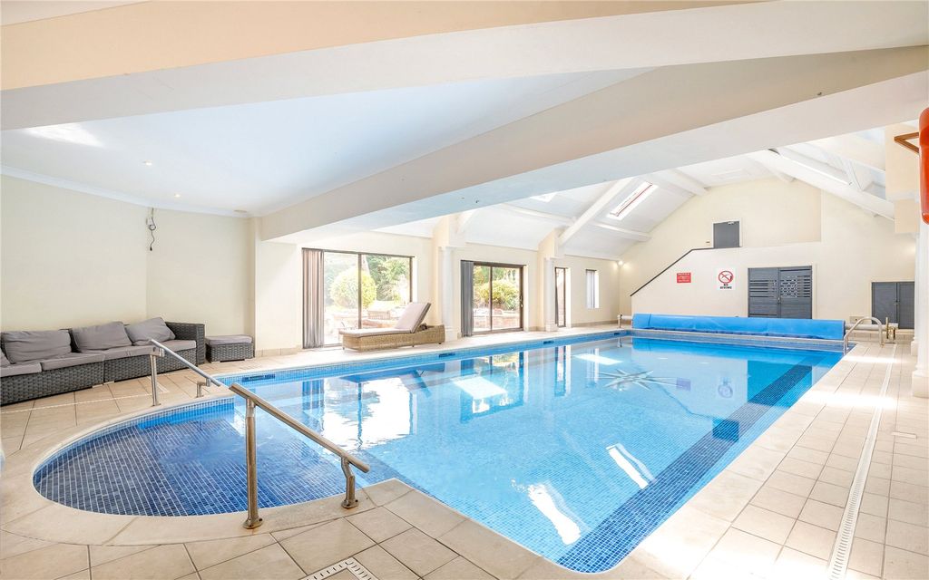 Property photo 3 of 34 Swimming Pool