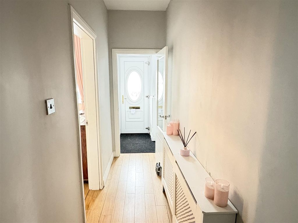 Property photo 3 of 17 Entrance Hall