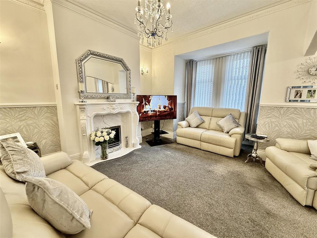 Property photo 2 of 15 Lounge