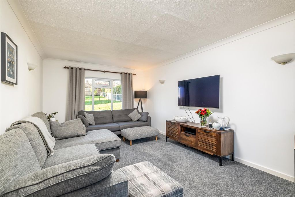 Property photo 3 of 35 251130 - 36 Cleat Hill, Bedford - 17.Jpg