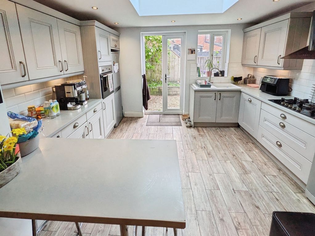 Property photo 3 of 9 Kitchen