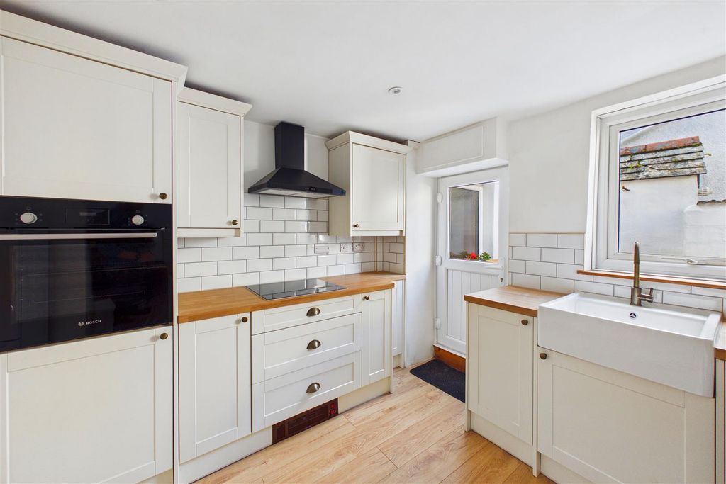 Property photo 3 of 21 Kitchen