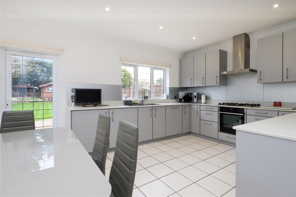 Property photo 3 of 17 Kitchen