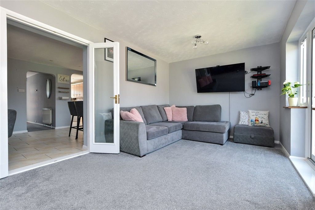 Property photo 3 of 10 Lounge