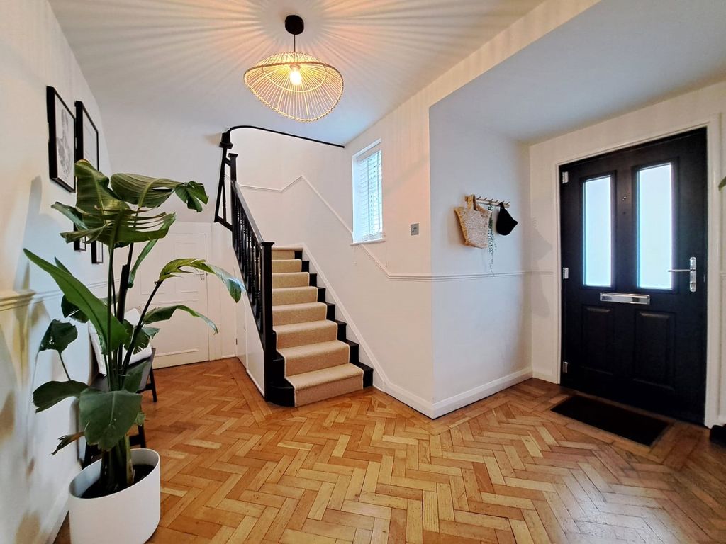 Property photo 3 of 31 Entrnace Hall