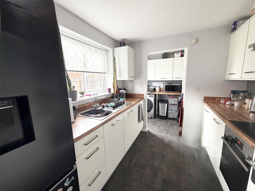 Property photo 3 of 9 Kitchen