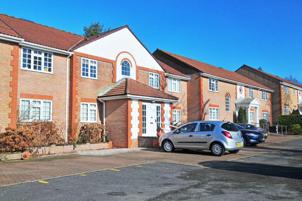 Property photo 1 of 7 Two Bedroom, First Floor Apartment Close To Three Bridges Station