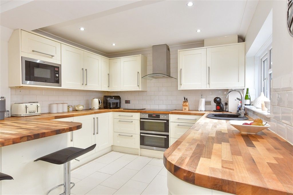 Property photo 3 of 8 Kitchen