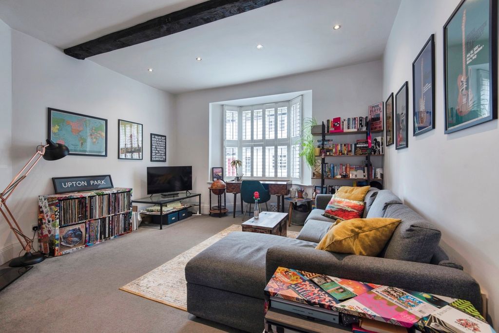 Property photo 2 of 18 Lounge