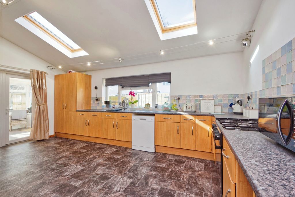 Property photo 2 of 18 Kitchen/Breakfast