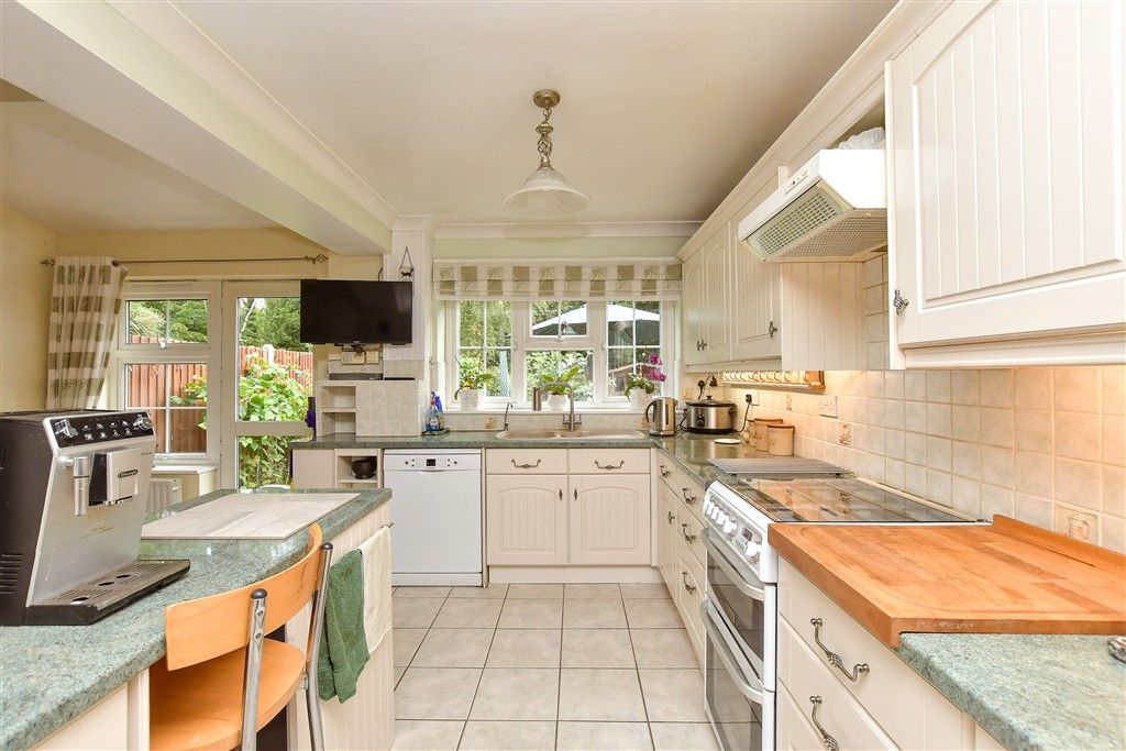 Property photo 3 of 11 Kitchen