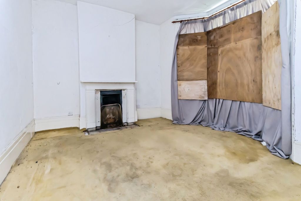 Property photo 3 of 25 Pbox-Img.Jpg