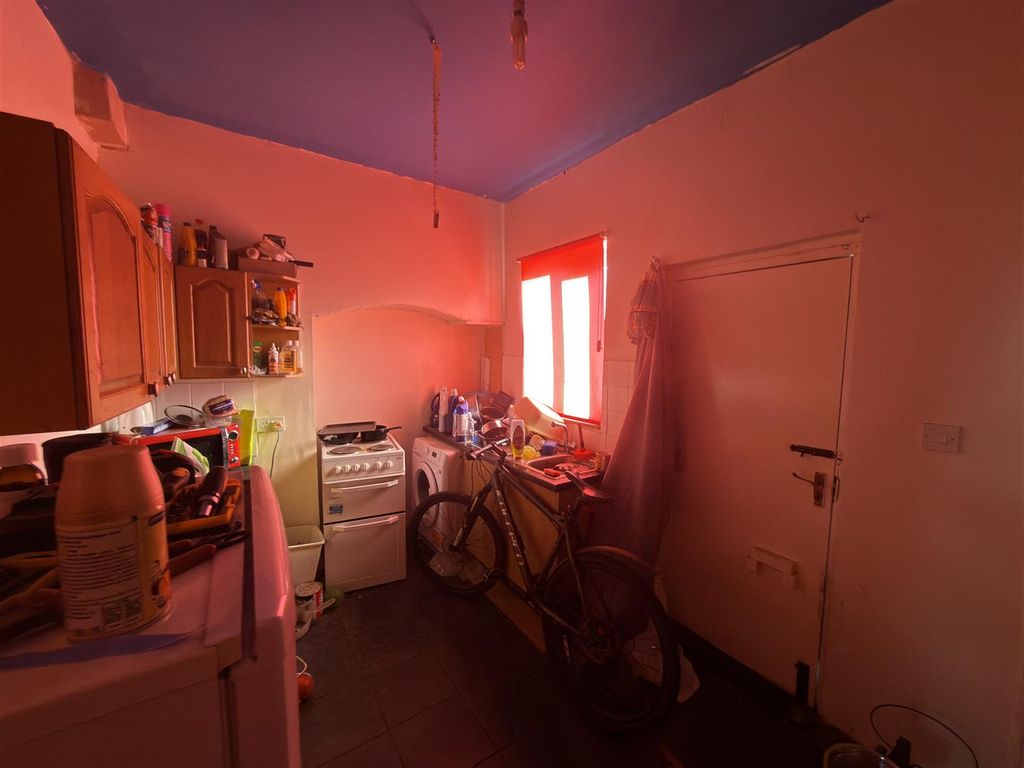 Property photo 3 of 6 Kitchen