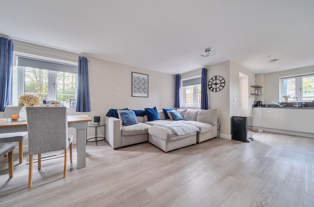 Property photo 2 of 14 1375600-15-69145E...