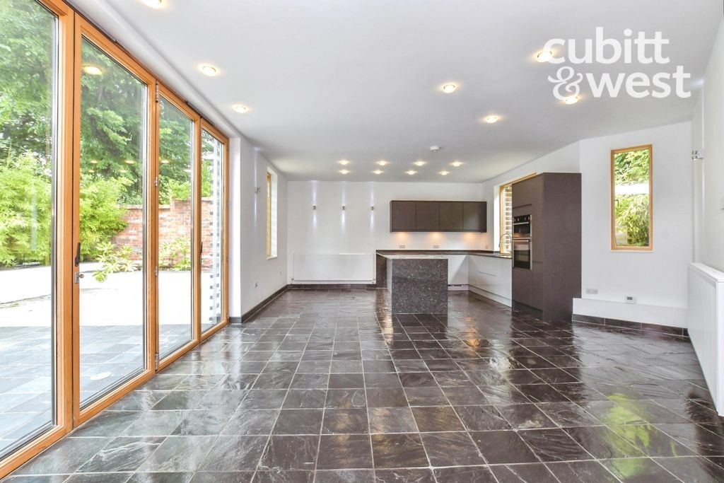 Property photo 2 of 16 Open-Plan Living