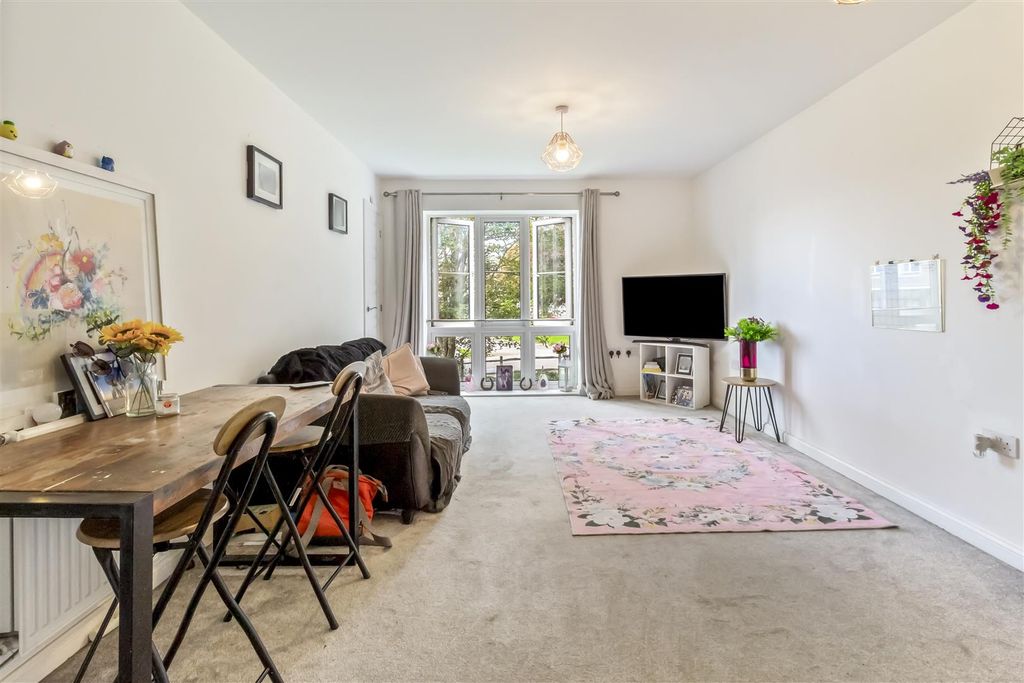 Property photo 2 of 7 6 Gresley Court_001.Jpg