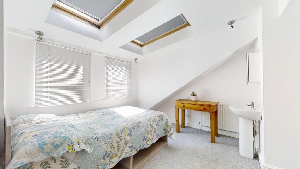 Property photo 3 of 12 Bright And Cozy Double Bedroom Featuring Skylight ...