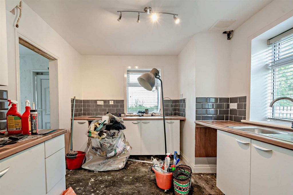 Property photo 3 of 8 8653442-Interior01-800.Jpg