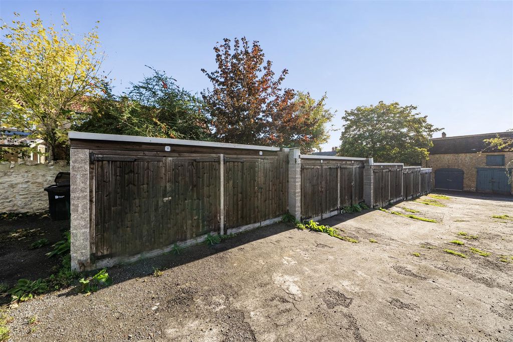 Property photo 3 of 10 Garages