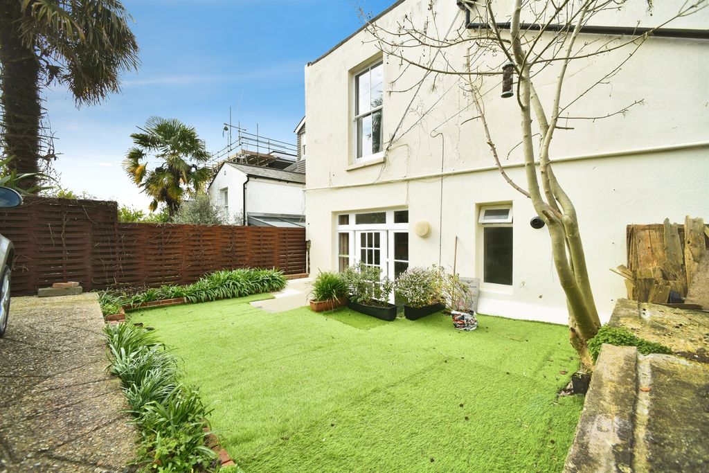 Property photo 2 of 20