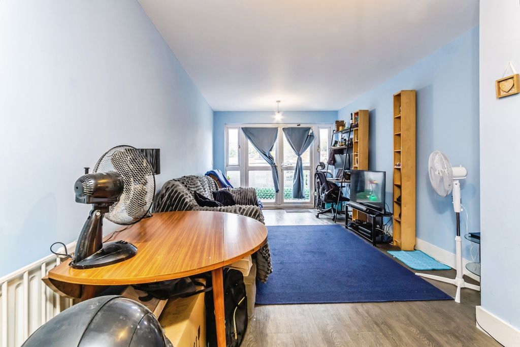 Property photo 3 of 17 Lounge