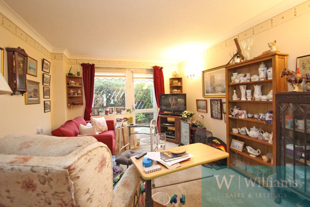 Property photo 3 of 12 Lounge